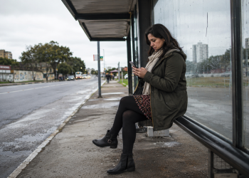 Como adaptar roupas leves para usar no inverno com mais conforto