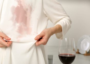 Como remover manchas de vinho, molhos e maquiagem das festas