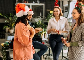 Customização express: transforme uma peça simples para o amigo secreto da firma