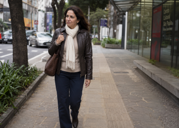 Jaqueta de couro feminina: como usar no inverno com elegância