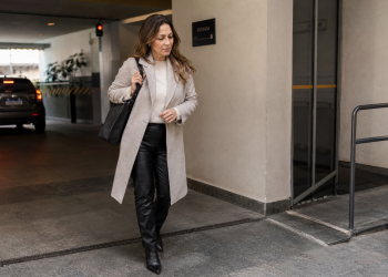 Calça de couro feminina: como usar de forma equilibrada e elegante