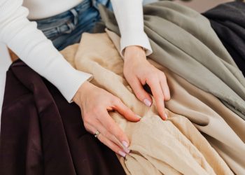 Ajustes estratégicos para deixar roupas leves com cara de produção especial