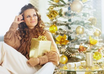 Transforme um look de Natal em um visual de Ano Novo com ajustes simples