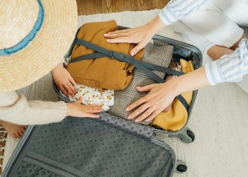 Ajustes para viagens de verão: roupas leves, práticas e que não amassam