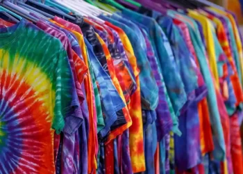 Como personalizar peças básicas brancas além do tie-dye